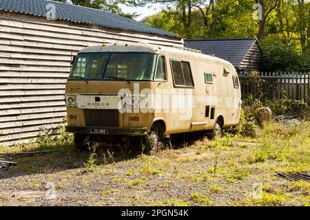 Un disusato e abbandonato 1964 Dodge Travco motorhome, colore beige, trasporto americano Foto Stock