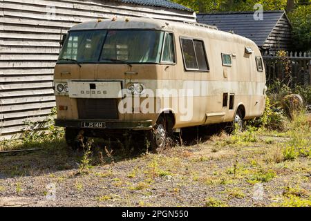 Un disusato e abbandonato 1964 Dodge Travco motorhome, colore beige, trasporto americano Foto Stock