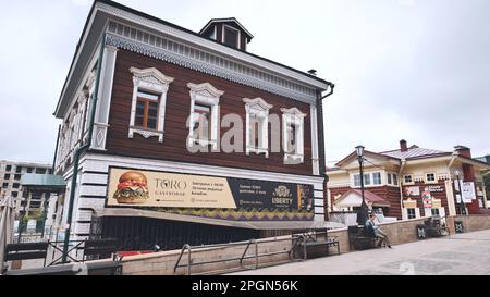 Irkutsk, Russia - 21 agosto 2021: 130 quartiere kvartal Irkutsk Sloboda è un'area appositamente creata di edifici storici nel centro di Irkutsk Foto Stock