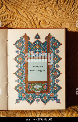 Pagina del titolo in copertina rigida del Rubaiyat di Omar Khayyam tradotto da Edward Fitzgerald. 1964 Tahrir-Iran Co. Edizione Foto Stock