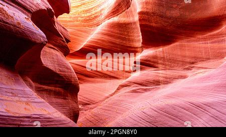 Intagliato dal tempo - i modelli e le curve vorticose delle pareti di arenaria nell'Alto Antelope Canyon rivelano l'incredibile potenza delle forze erosive della natura. Foto Stock