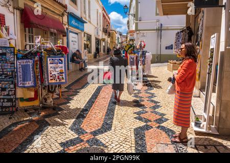 Motivi colorati su un marciapiede a Lagos, Portogallo Foto Stock