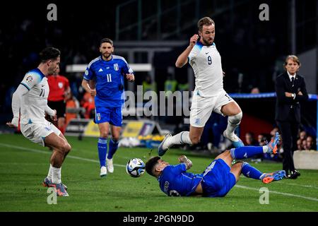 Napoli, Italia. 23rd Mar, 2023. Jack Grealish d'Inghilterra, Giovanni di Lorenzo d'Italia e Harry Kane d'Inghilterra si sfidano per la palla durante la partita di qualificazione del Campionato europeo UEFA EURO2024 Gruppo C tra Italia e Inghilterra allo stadio Diego Armando Maradona di Napoli (Italia), 23rd marzo 2023. Foto Andrea Staccioli/Insidefoto Credit: Insidefoto di andrea staccioli/Alamy Live News Foto Stock