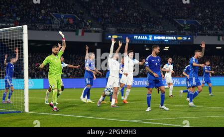 I giocatori inglesi si appellano per una penalità dopo un pallamano da parte dell'italiano Giovanni di Lorenzo (non illustrato) durante la partita di qualificazione UEFA euro 2024 allo stadio Diego Armando Maradona di Napoli. Data immagine: Giovedì 23 marzo 2023. Foto Stock