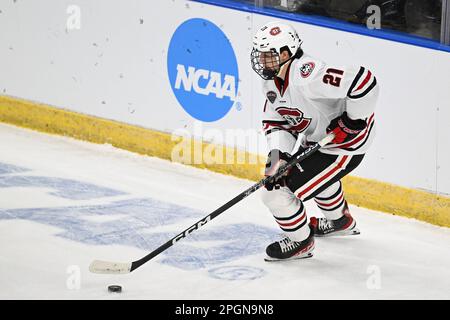 Fargo, ND, 23 marzo 2023. St Josh Luedtke (21), difensore di Cloud state Huskies, pattina con il puck durante una partita al torneo di hockey maschile della West Regional of the NCAA tra il Minnesota state Mankato Mavericks e St. Cloud state University Huskies alla Scheels Arena di Fargo, North Dakota, giovedì 23 marzo 2023. Di Russell Hons/CSM Foto Stock