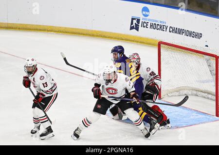 Fargo, ND, 23 marzo 2023. I giocatori si riuniscono di fronte a St. Il portiere di Cloud state Huskies Jaxon Castor (40) durante una partita al torneo di hockey maschile della West Regional of the NCAA tra il Minnesota state Mankato Mavericks e la St Cloud state University Huskies alla Scheels Arena di Fargo, North Dakota, giovedì 23 marzo 2023. Di Russell Hons/CSM Foto Stock