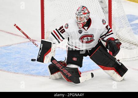 Fargo, ND, 23 marzo 2023. St Il portiere di Cloud state Huskies Jaxon Castor (40) Eyes e il tiro in arrivo durante una partita al torneo di hockey maschile della West Regional of the NCAA tra il Minnesota state Mankato Mavericks e St. Cloud state University Huskies alla Scheels Arena di Fargo, North Dakota, giovedì 23 marzo 2023. Di Russell Hons/CSM Foto Stock