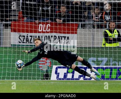 BUDAPEST, UNGHERIA - 23 MARZO: Karl Hein di Estonia salva il colpo di penalità da Roland Sallai di Ungheria (immagine non mostrata) durante la partita internazionale amichevole tra Ungheria ed Estonia alla Puskas Arena il 23 marzo 2023 a Budapest, Ungheria. Foto Stock