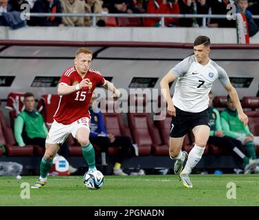 BUDAPEST, UNGHERIA - 23 MARZO: Georgi Tunjov dell'Estonia sfida Laszlo Kleinheisler dell'Ungheria durante la partita internazionale amichevole tra Ungheria ed Estonia alla Puskas Arena il 23 marzo 2023 a Budapest, Ungheria. Foto Stock