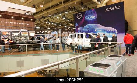 Folle che guardano i nuovi modelli di auto a Auto show. National Canadian Auto Show con molte marche di auto. Toronto ON Canada 19 febbraio 2023 Foto Stock