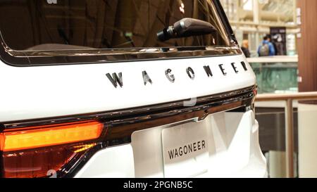 Vista ravvicinata del veicolo Wagoneer bianco in esposizione. Folle che guardano i nuovi modelli di auto a Auto show. National Canadian Auto Show con molte marche di auto. Toront Foto Stock