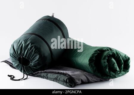Primo piano del sacco a pelo su sfondo bianco con spazio copia Foto Stock