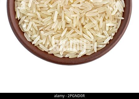 Riso basmati sano in una ciotola di ceramica di argilla primo piano isolato su sfondo bianco Foto Stock