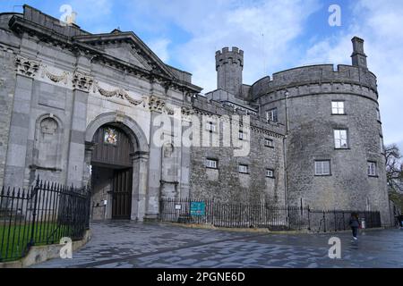 Kilkenny Castello, castello medievale ora un museo gestito dal governo, vista del cancello d'ingresso principale Foto Stock