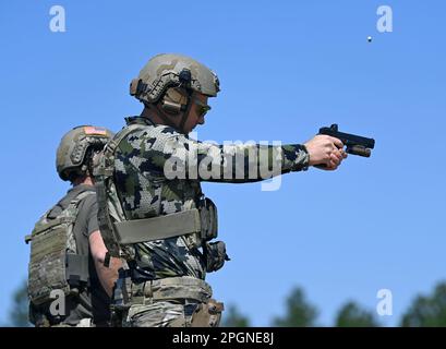 Un concorrente dell'esercito degli Stati Uniti Special Operations Command International Sniper Competition spara una pistola a Fort Bragg, North Carolina, 20 marzo 2023. Diciannove squadre hanno partecipato alla USASOC International Sniper Competition, dove istruttori dell'esercito americano John F. Kennedy Special Warfare Center and School hanno progettato una serie di eventi che hanno messo in discussione la capacità delle due squadre di lavorare insieme, il campo di tiro, la velocità e la precisione in vari tipi di ambienti. (STATI UNITI Foto dell'esercito di K. Kassens) Foto Stock