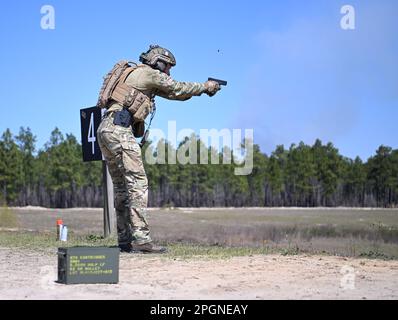 Un concorrente dell'esercito degli Stati Uniti Special Operations Command International Sniper Competition spara una pistola a Fort Bragg, North Carolina, 20 marzo 2023. Diciannove squadre hanno partecipato alla USASOC International Sniper Competition, dove istruttori dell'esercito americano John F. Kennedy Special Warfare Center and School hanno progettato una serie di eventi che hanno messo in discussione la capacità delle due squadre di lavorare insieme, il campo di tiro, la velocità e la precisione in vari tipi di ambienti. (STATI UNITI Foto dell'esercito di K. Kassens) Foto Stock