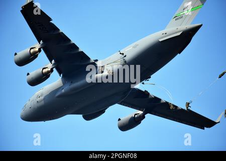 I Paracadutisti dell'Esercito DEGLI STATI UNITI assegnati a 2nd battaglione, 503rd reggimento di fanteria paracadute, 173rd Brigata aerea, scendono nella Juliet Drope zone, dopo essere usciti dalla C-17 dalla 446th Ala Airlift, durante un'operazione aerea in commemorazione del 20th° anniversario dell'operazione Northern Delay, Pordenone, Italia il 22 marzo 2023. L'operazione Northern Delay si è verificata il 26 marzo 2003 come parte dell'invasione dell'Iraq del 2003. Ha coinvolto il rilascio di 1.000 paracadutisti dalla Brigata aerea del 173rd nell'Iraq settentrionale. Fu l'ultima operazione di paracadute di combattimento su larga scala condotta dai militari statunitensi sin da Operati Foto Stock