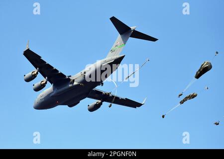 I Paracadutisti dell'Esercito DEGLI STATI UNITI assegnati a 2nd battaglione, 503rd reggimento di fanteria paracadute, 173rd Brigata aerea, scendono nella Juliet Drope zone, dopo essere usciti dalla C-17 dalla 446th Ala Airlift durante un'operazione aerea in commemorazione del 20th° anniversario dell'operazione Northern Delay, Pordenone, Italia il 22 marzo 2023. L'operazione Northern Delay si è verificata il 26 marzo 2003 come parte dell'invasione dell'Iraq del 2003. Ha coinvolto il rilascio di 1.000 paracadutisti dalla Brigata aerea del 173rd nell'Iraq settentrionale. Fu l'ultima operazione di paracadute di combattimento su larga scala condotta dai militari statunitensi sin da Operatio Foto Stock