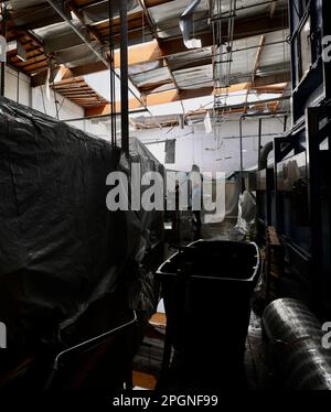 Montebello. 23rd Mar, 2023. La foto scattata il 23 marzo 2023 mostra un magazzino sul tetto danneggiato da un tornado nella città di Montebello, Los Angeles, Stati Uniti. L'area di Los Angeles è stata colpita da un raro tornado il mercoledì, il più forte a colpire l'area DI LA Metro dal marzo 1983, secondo gli Stati Uniti National Weather Service (NWS). Credit: Notizie dal vivo su Xinhua/Alamy Foto Stock