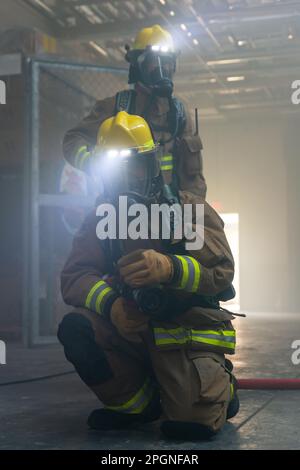 230322-N-VI040-1184 ATSUGI, Giappone (22 marzo 2023) Comandante, forze navali Dipartimento regionale dei vigili del fuoco del Giappone (CNFJRFD), Naval Air Facility (NAF) Atsugi, Giappone, i vigili del fuoco rispondono ad un incendio simulato durante l'esercizio Reliant Gale 2023 a bordo di NAF Atsugi 22 marzo 2023. Reliant Gale è un esercizio annuale progettato per testare e valutare il livello di preparazione alle emergenze, la responsabilità del personale e le operazioni di evacuazione e recupero di un impianto durante un disastro naturale. (STATI UNITI Foto Navy di Mass Communication Specialist 2nd Class Rafael Avelar) Foto Stock