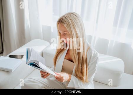 Libro di lettura dello psicologo giovane in clinica Foto Stock