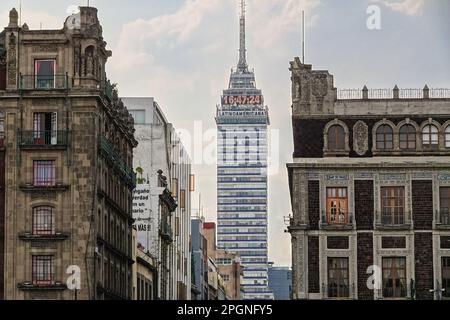 La Torre Latinoamericana sorge tra gli storici edifici coloniali in Plaza de la Constitucion a Città del Messico, Messico. Foto Stock