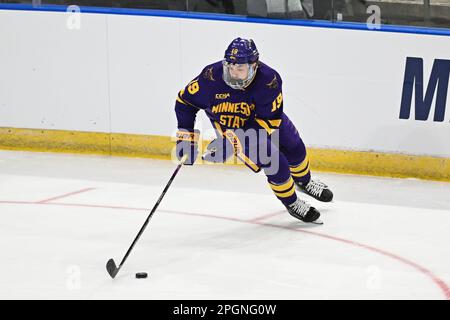 Fargo, ND, 23 marzo 2023. I Minnesota state Mavericks Forward faranno pattinare Hillman (19) con il puck durante una partita al torneo di hockey maschile della West Regional of the NCAA tra il Minnesota state Mankato Mavericks e la St Cloud state University Huskies alla Scheels Arena di Fargo, North Dakota, giovedì 23 marzo 2023. Di Russell Hons/CSM Foto Stock