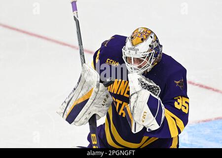 Fargo, ND, 23 marzo 2023. Il portiere dei Minnesota state Mavericks Keenan Rancier (35) interrompe un tiro in arrivo durante una partita al torneo di hockey maschile della West Regional of the NCAA tra il Minnesota state Mankato Mavericks e St Cloud state University Huskies alla Scheels Arena di Fargo, North Dakota, giovedì 23 marzo 2023. Di Russell Hons/CSM Foto Stock