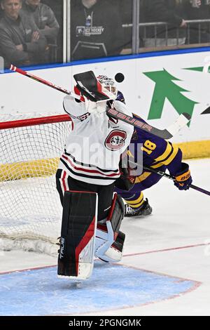 Fargo, ND, 23 marzo 2023. St Il portiere di Cloud state Huskies Jaxon Castor (40) ferma un colpo di scena durante una partita al torneo di hockey maschile della West Regional of the NCAA tra il Minnesota state Mankato Mavericks e St Cloud state University Huskies alla Scheels Arena di Fargo, North Dakota, giovedì 23 marzo 2023. Di Russell Hons/CSM Foto Stock