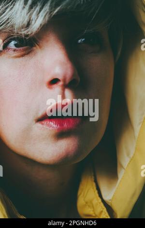 Primo piano di una donna con i capelli grigi Foto Stock