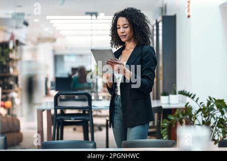 Donna d'affari che utilizza un tablet PC in ufficio Foto Stock