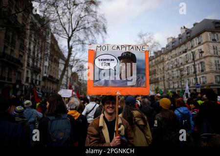 Parigi, Francia. 23rd Mar, 2023. Un uomo partecipa a una protesta contro un disegno di legge sulla riforma delle pensioni a Parigi, in Francia, il 23 marzo 2023. Oltre 1 milioni di persone in Francia si sono unite alle proteste a livello nazionale giovedì, respingendo la proposta di legge del governo sulla riforma delle pensioni che avrebbe innalzato l'età pensionabile da 62 a 64 anni, ha detto il ministero francese degli interni giovedì sera. Credit: Glenn Gervot/Xinhua/Alamy Live News Foto Stock