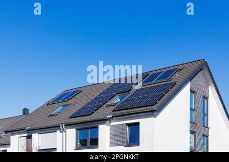 Germania, Renania settentrionale-Vestfalia, Colonia, cielo aperto sulle case moderne con pannelli solari Foto Stock