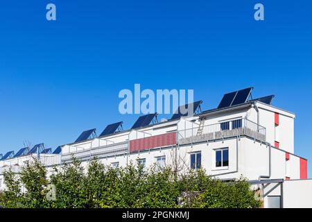 Germania, Renania Settentrionale-Vestfalia, Colonia, cielo aperto su appartamenti suburbani con pannelli solari Foto Stock