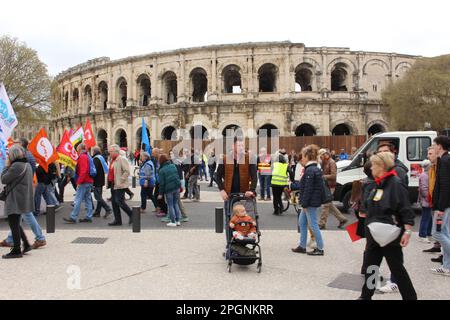 Nimes, Francia. 23rd Mar, 2023. A Nimes si sono riuniti manifestanti contro l'aumento dell'età pensionabile. Foto Stock