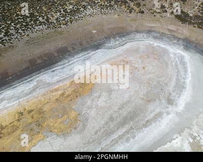 Lago salato completamente prosciugato accanto alla Ruta40 in Argentina, Sud America - visto dall'alto Foto Stock