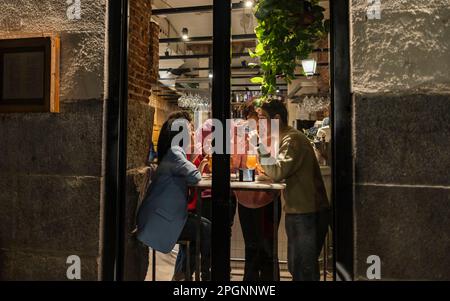 Gli amici di gustare la cena presso il ristorante Foto Stock