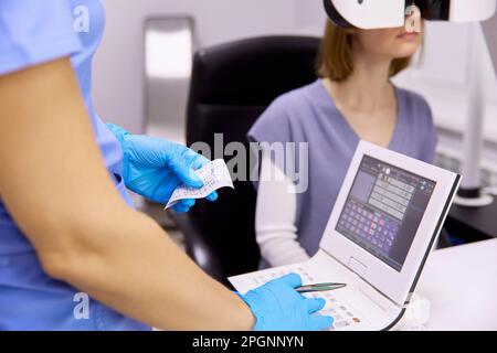 Oftalmologo che effettua il controllo dell'occhio con il paziente in clinica Foto Stock