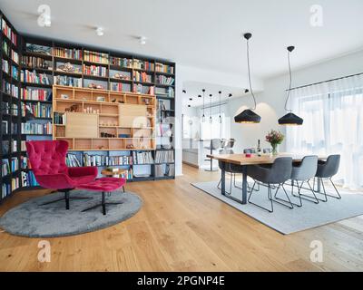 Appartamento moderno con soggiorno con pavimento in parquet Foto Stock