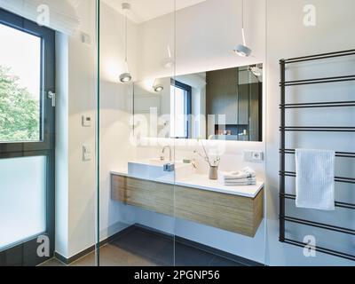 Vuoto bagno moderno con porte in vetro in appartamento Foto Stock