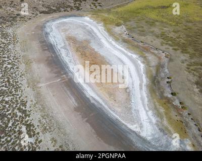 Lago salato completamente prosciugato accanto alla Ruta40 in Argentina, Sud America - visto dall'alto Foto Stock