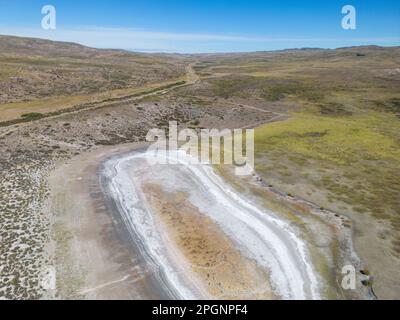 Lago salato completamente prosciugato accanto alla Ruta40 in Argentina, Sud America - visto dall'alto Foto Stock