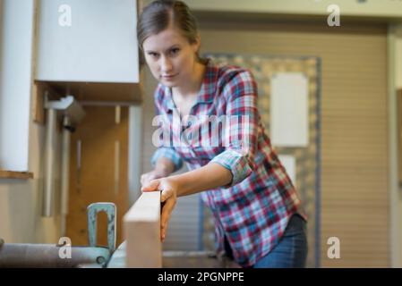 Tirocinante nel settore del taglio del legno Foto Stock