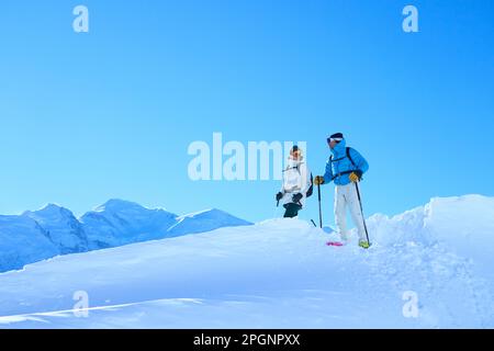 Uomo e donna con cielo sotto il cielo Foto Stock