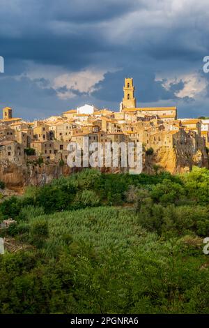 Italia, Toscana, Pitigliano, cielo nuvoloso sul bordo della vecchia città medievale in estate Foto Stock