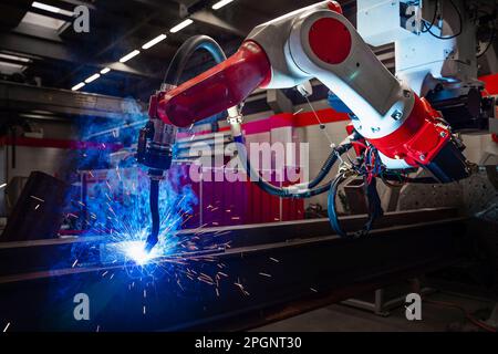 Braccio robotico che esegue la saldatura nell'industria Foto Stock