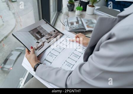 Designer d'interni che esamina il progetto in ufficio Foto Stock