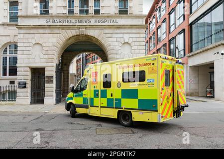 Londra, Regno Unito - 16 marzo 2023; London Ambulance Service Vehicle che si trasforma in St Bartholomew's Hospital Foto Stock