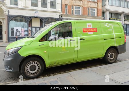 Londra, Regno Unito - Marzo 16 2023; Royal Mail veicolo elettrico a zero emissioni parcheggiato su City of London Street Foto Stock