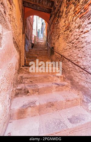 Italia, Liguria, Riomaggiore, Vecchio scalone in vicolo stretto Foto Stock